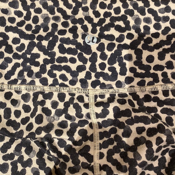 Lululemon leopard 3/4 length leggings with mesh detail. Size 4 - Picture 3 of 3